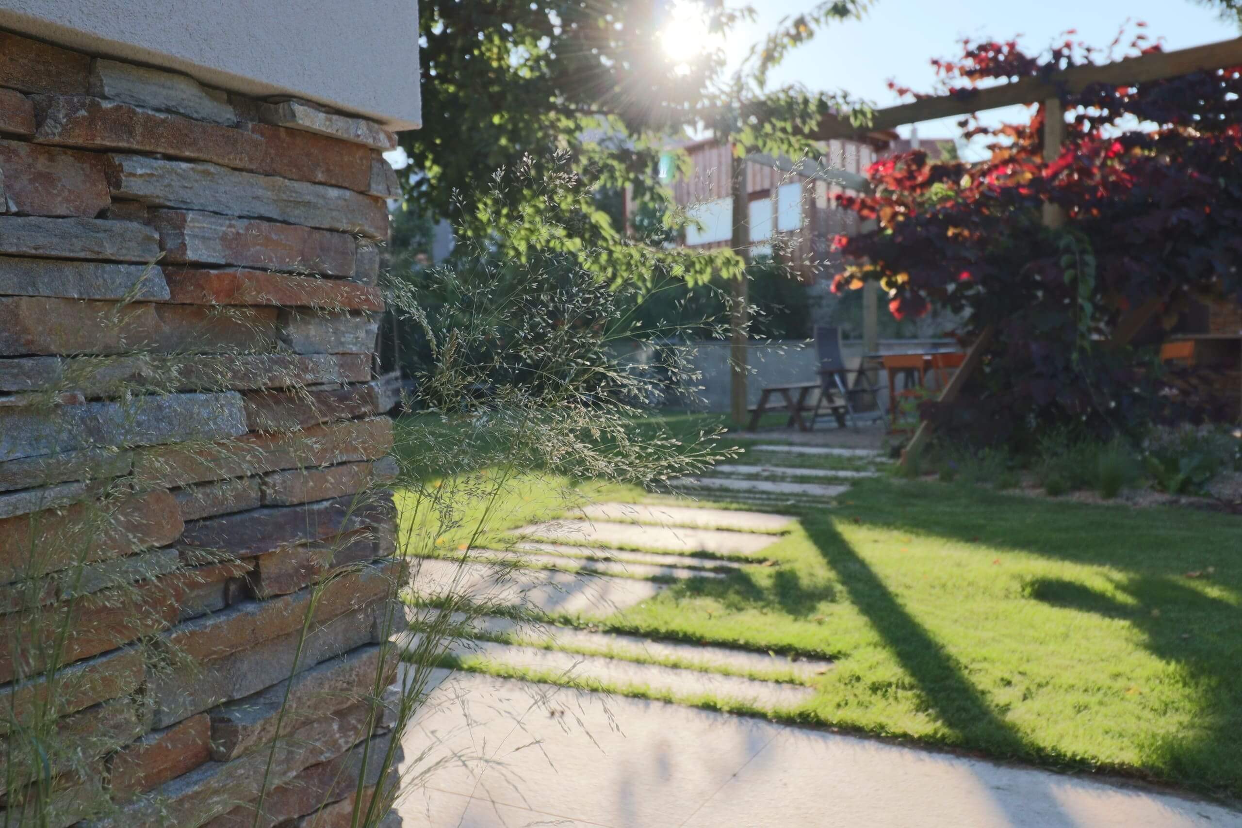 Přírodní kompozice zahrady od Atelier Gaia